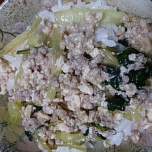 ひき肉と豆腐と小松菜の味噌マヨ炒め丼